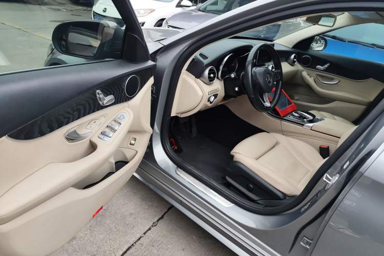 Used Mercedes-Benz C-Class 2015 C 200 station wagon Interior 3
