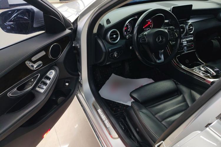 Used Mercedes-Benz C-Class 2015 Facelift C 200 L Interior 3