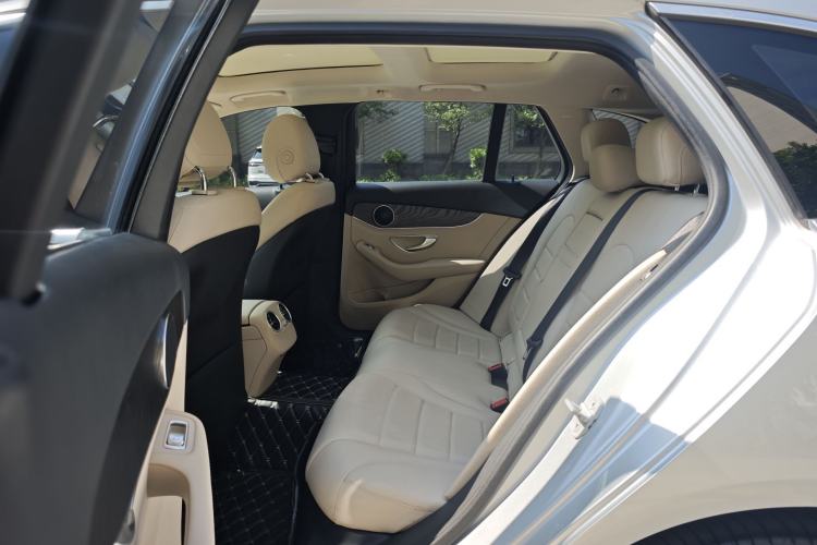 Used Mercedes-Benz C-Class 2015 C 200 station wagon Interior 4