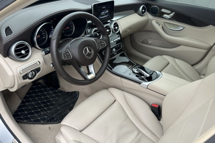 Used Mercedes-Benz C-Class 2015 C 200 L Interior 5