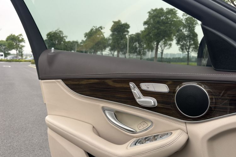 Used Mercedes-Benz C-Class 2015 C 200 L Interior 6