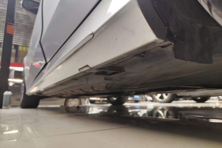 Used Mercedes-Benz C-Class 2015 Revised C 200 L Sport Edition Left Side Sill