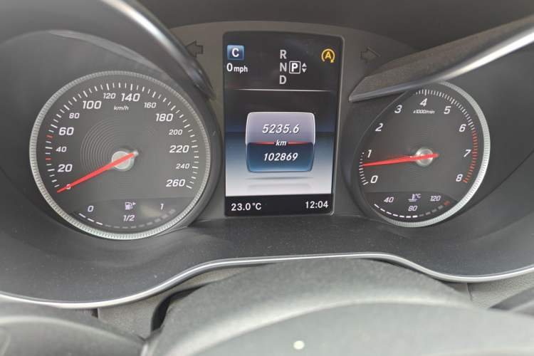 Used Mercedes-Benz C-Class 2015 C 200 L Sport Edition Odometer Close Up
