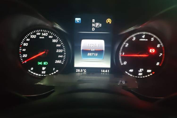 Used Mercedes-Benz C-Class 2015 C 200 L Sport Edition Odometer Close Up
