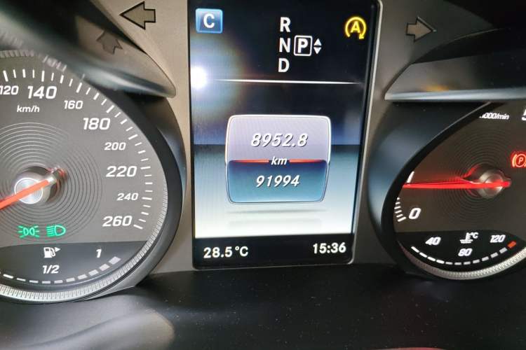 Used Mercedes-Benz C-Class 2015 Revised C 200 L Sport Edition Odometer Close Up
