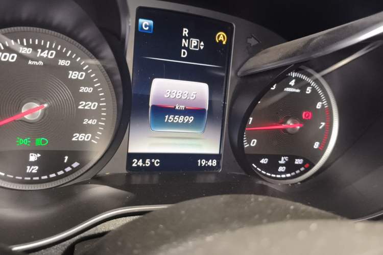 Used Mercedes-Benz C-Class 2015 Facelift C 200 L Odometer Close Up