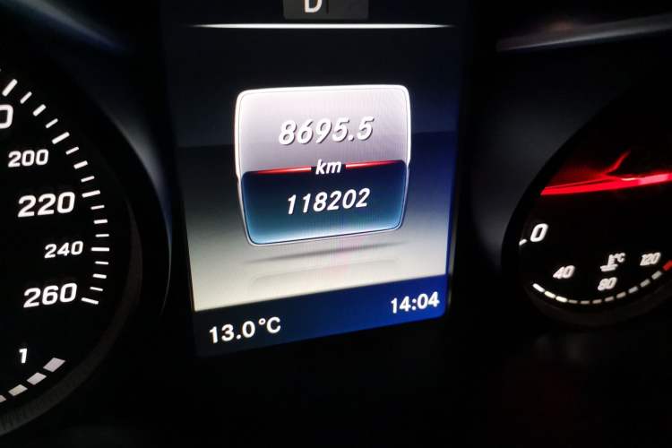 Used Mercedes-Benz C-Class 2015 Revised C 200 L Sport Edition Odometer Close Up