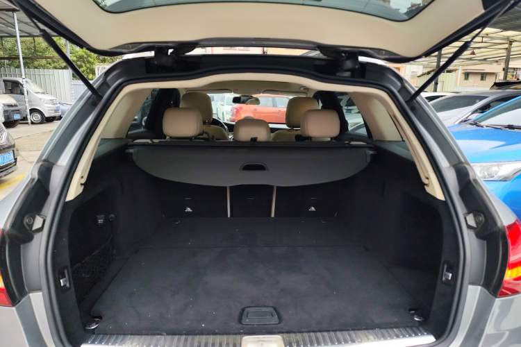 Used Mercedes-Benz C-Class 2015 C 200 station wagon Trunk