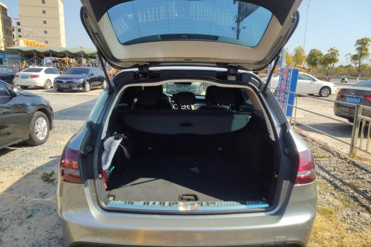 Used Mercedes-Benz C-Class 2015 C 200 station wagon Trunk