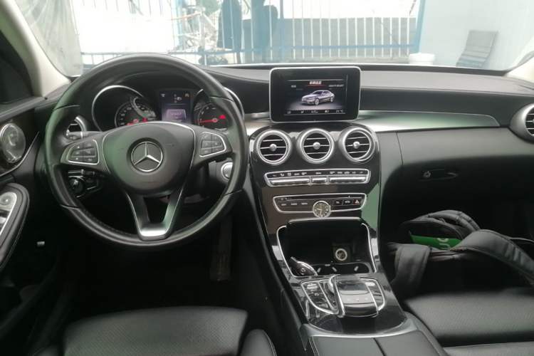 Used Mercedes-Benz C-Class 2015 Facelift C 200 L Center Console