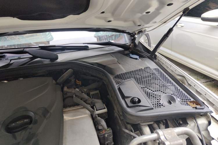 Used Mercedes-Benz C-Class 2015 C 200 Sport Edition Engine Bay Left