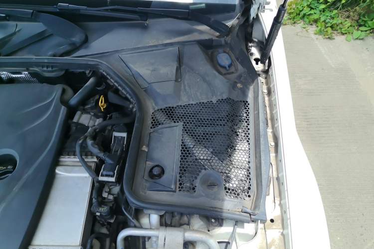 Used Mercedes-Benz C-Class 2015 C 200 station wagon Engine Bay Left