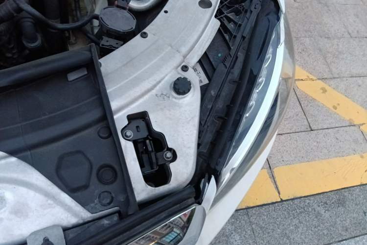 Used Mercedes-Benz C-Class 2015 C 200 L Engine Bay Left