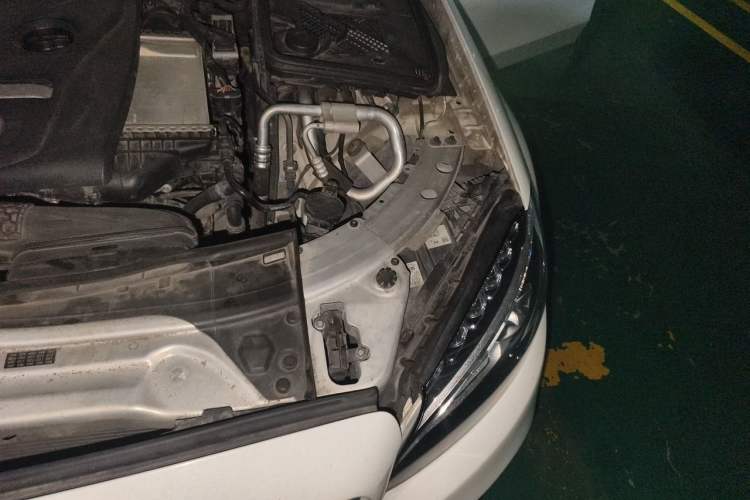 Used Mercedes-Benz C-Class 2015 C 200 Sport Edition Engine Bay Left