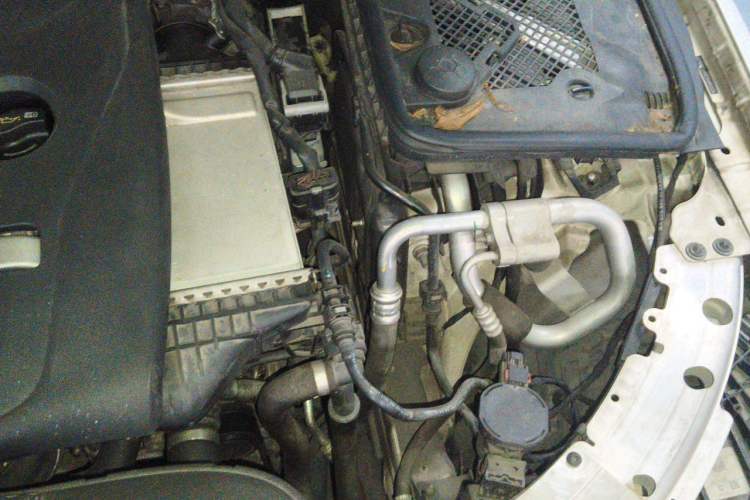 Used Mercedes-Benz C-Class 2015 C 200 station wagon Engine Bay Left