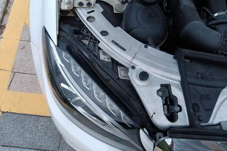 Used Mercedes-Benz C-Class 2015 C 200 L Engine Bay Right