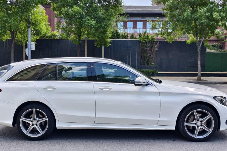 Used Mercedes-Benz C-Class 2015 C 200 station wagon Exterior 3