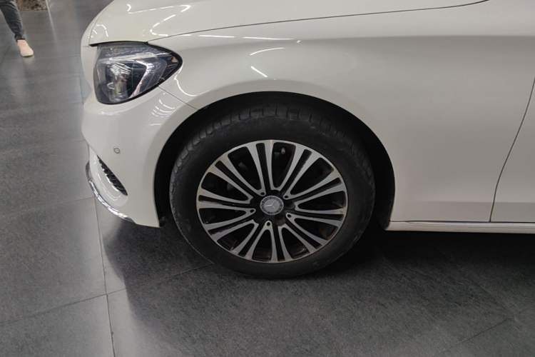 Used Mercedes-Benz C-Class 2015 Facelift C 200 L Exterior 4