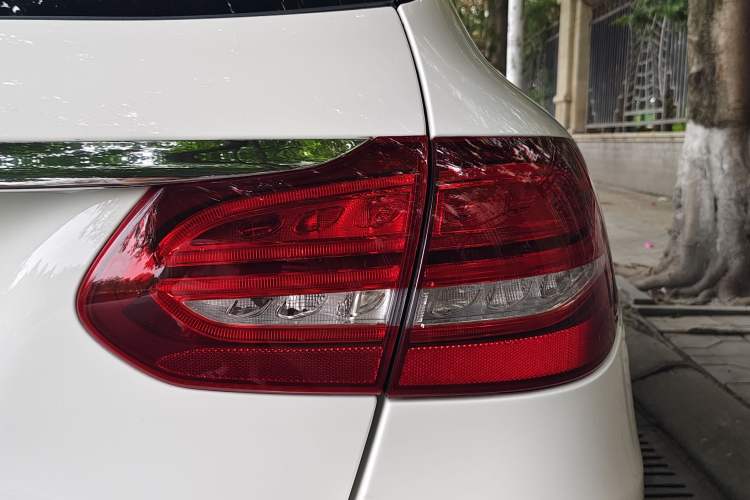 Used Mercedes-Benz C-Class 2015 C 200 station wagon Exterior 6