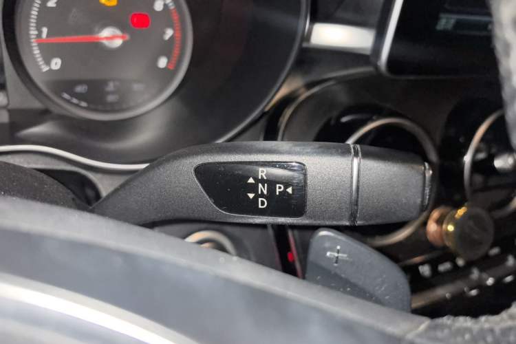 Used Mercedes-Benz C-Class 2015 Revised C 200 L Sport Edition Gear Lever