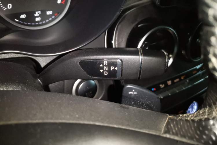 Used Mercedes-Benz C-Class 2015 Restyled C 180 L Sport Edition Gear Lever
