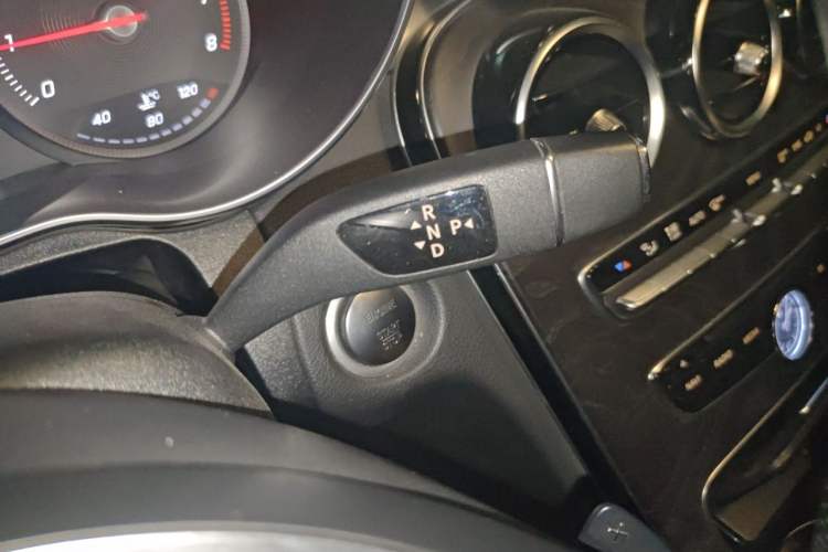Used Mercedes-Benz C-Class 2015 Revised C 200 L Sport Edition Gear Lever