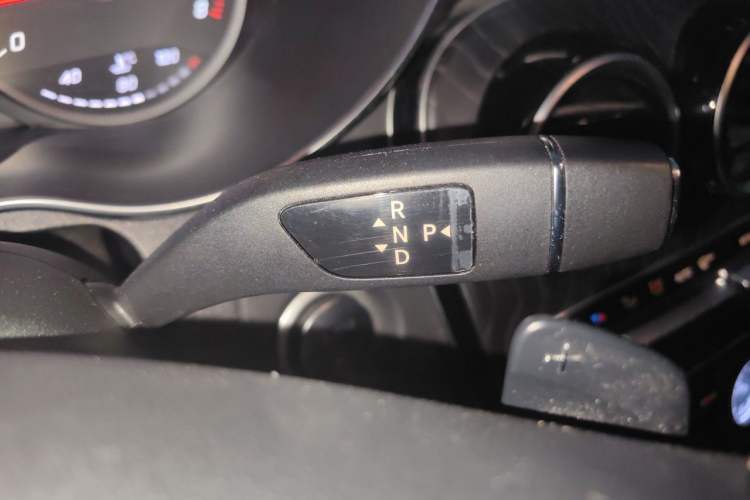 Used Mercedes-Benz C-Class 2015 Revised C 200 L Sport Edition Gear Lever