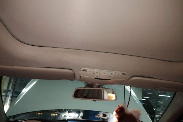 Used Mercedes-Benz C-Class 2015 Facelift C 200 L Headliner