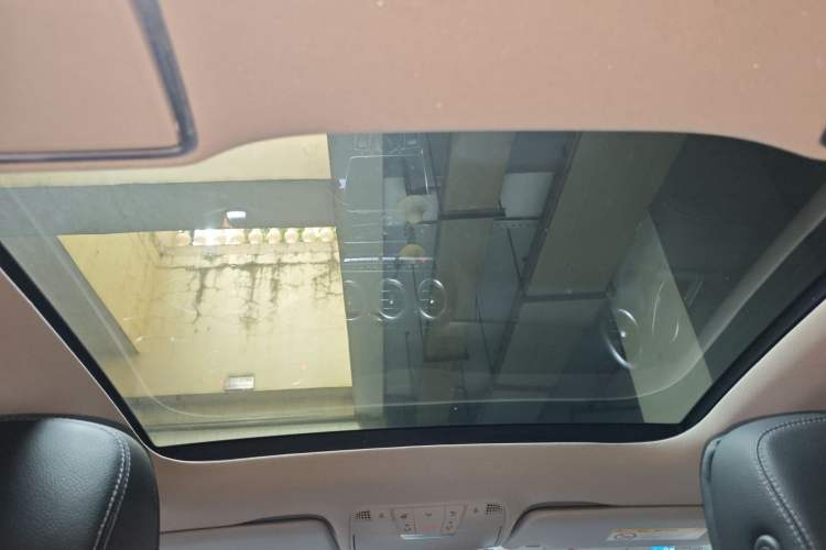Used Mercedes-Benz C-Class 2015 Facelift C 200 L Headliner