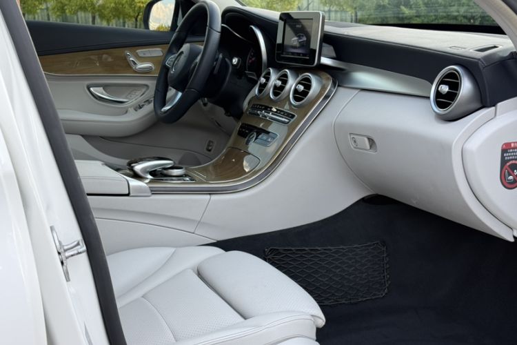 Used Mercedes-Benz C-Class 2015 C 200 L Interior 12