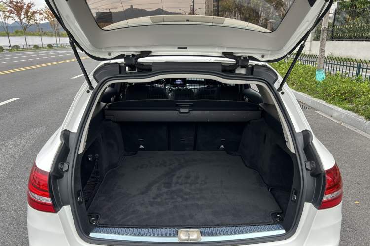 Used Mercedes-Benz C-Class 2015 C 200 station wagon Interior 15
