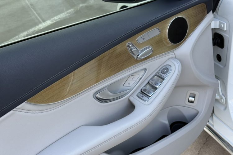 Used Mercedes-Benz C-Class 2015 C 200 L Interior 2