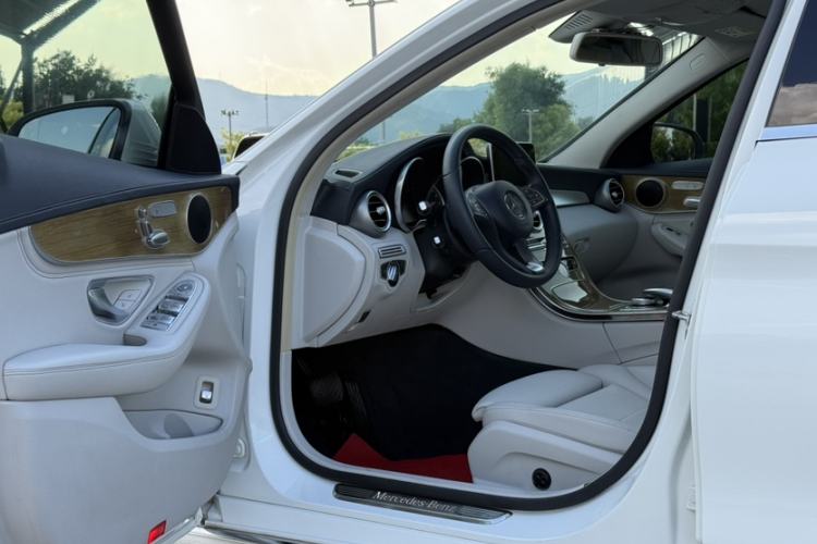 Used Mercedes-Benz C-Class 2015 C 200 L Interior 3