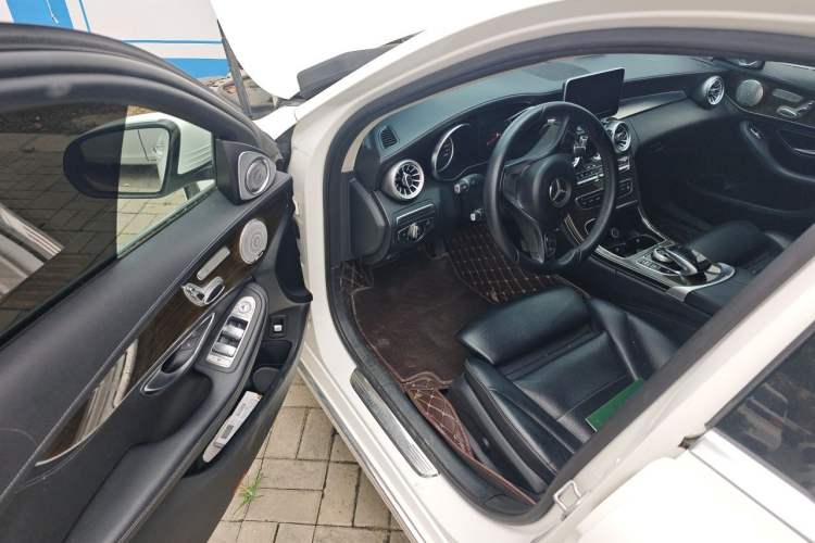 Used Mercedes-Benz C-Class 2015 C 200 L Interior 3
