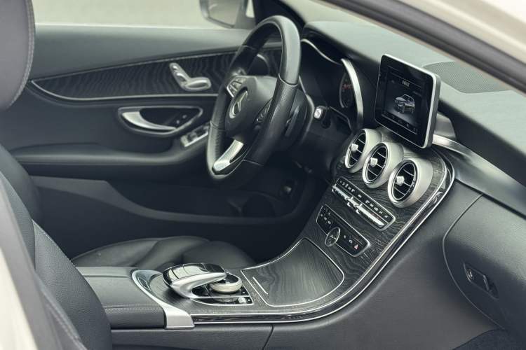 Used Mercedes-Benz C-Class 2015 C 200 station wagon Interior 4