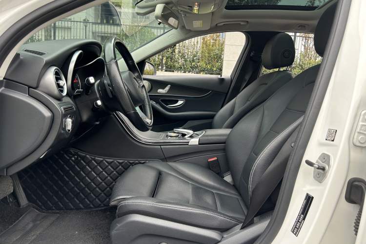 Used Mercedes-Benz C-Class 2015 C 200 station wagon Interior 4