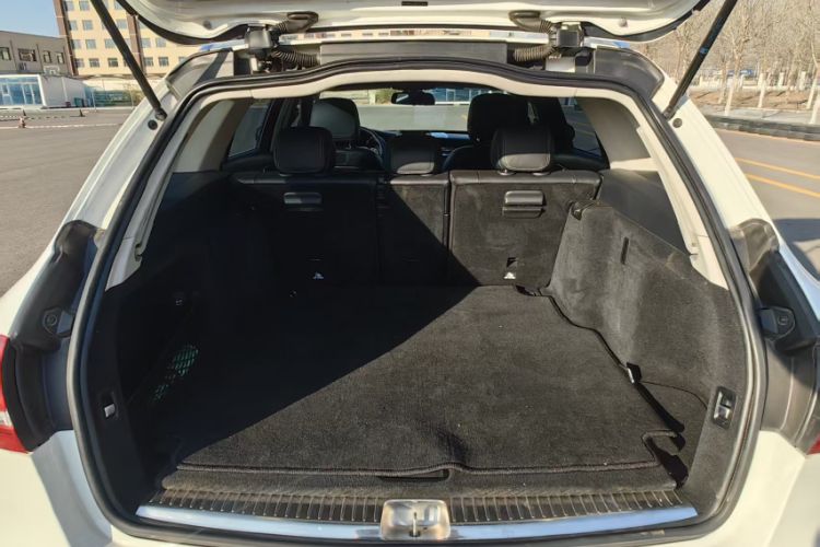 Used Mercedes-Benz C-Class 2015 C 200 station wagon Interior 4