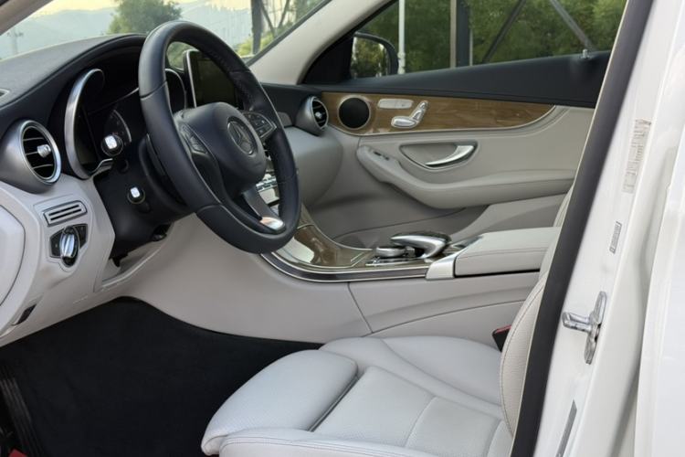Used Mercedes-Benz C-Class 2015 C 200 L Interior 4