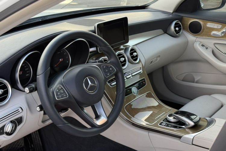 Used Mercedes-Benz C-Class 2015 C 200 L Interior 7