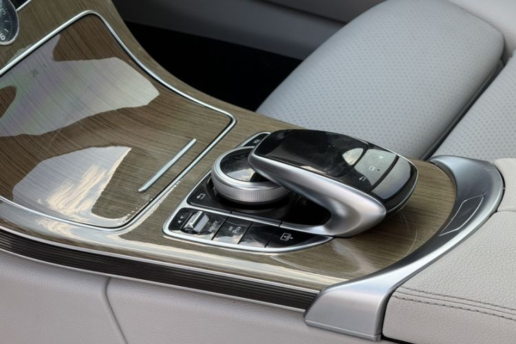 Used Mercedes-Benz C-Class 2015 C 200 L Interior 8