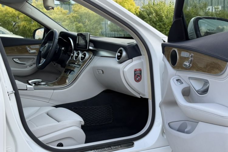 Used Mercedes-Benz C-Class 2015 C 200 L Interior 9