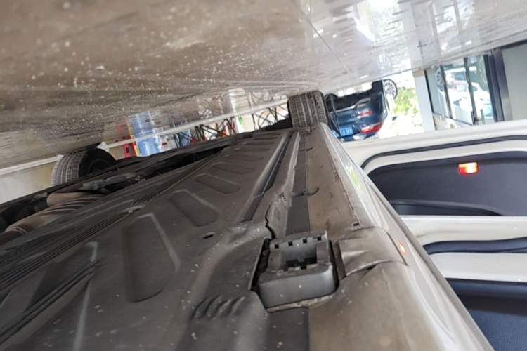 Used Mercedes-Benz C-Class 2015 Revised C 200 L Sport Edition Left Side Sill