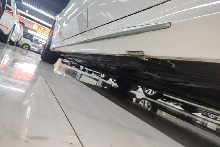 Used Mercedes-Benz C-Class 2015 Revised C 200 L Sport Edition Left Side Sill