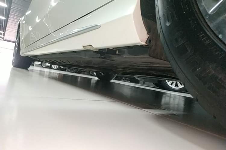 Used Mercedes-Benz C-Class 2015 C 200 L Sport Edition Left Side Sill