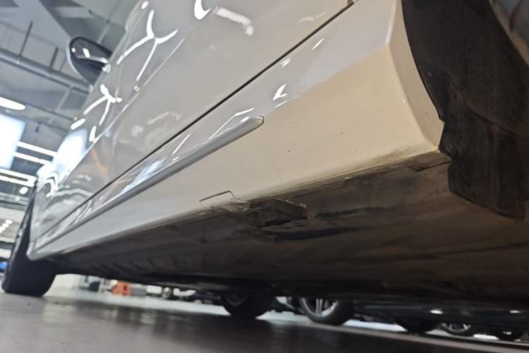 Used Mercedes-Benz C-Class 2015 Revised C 200 L Sport Edition Left Side Sill