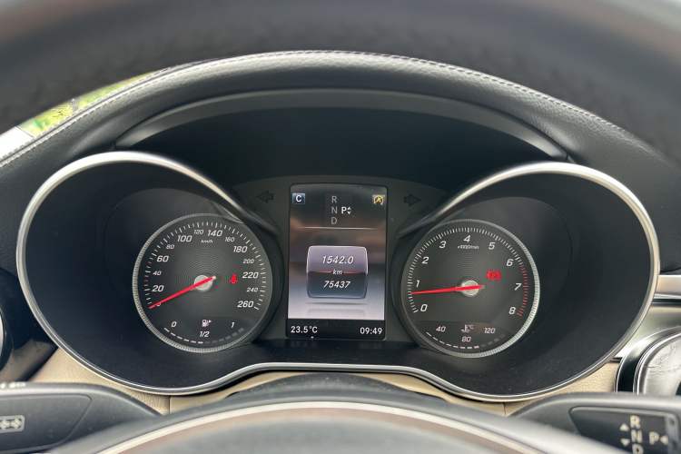 Used Mercedes-Benz C-Class 2015 Revised C 200 L Sport Edition Odometer Close Up