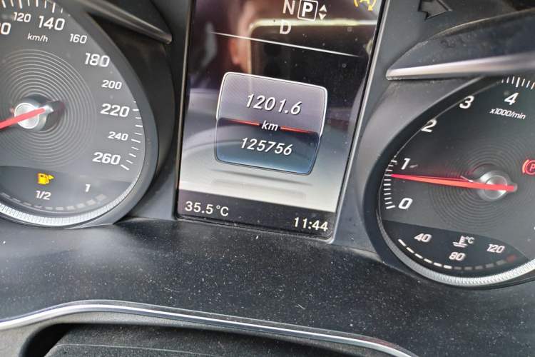 Used Mercedes-Benz C-Class 2015 Facelift C 200 L Odometer Close Up