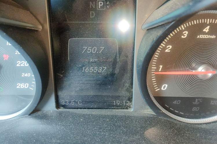 Used Mercedes-Benz C-Class 2015 C 200 L Sport Edition Odometer Close Up