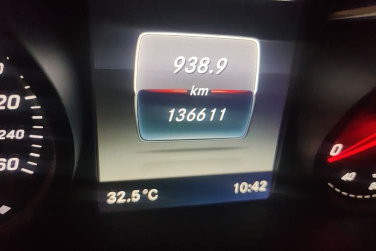 Used Mercedes-Benz C-Class 2015 C 200 L Sport Edition Odometer Close Up