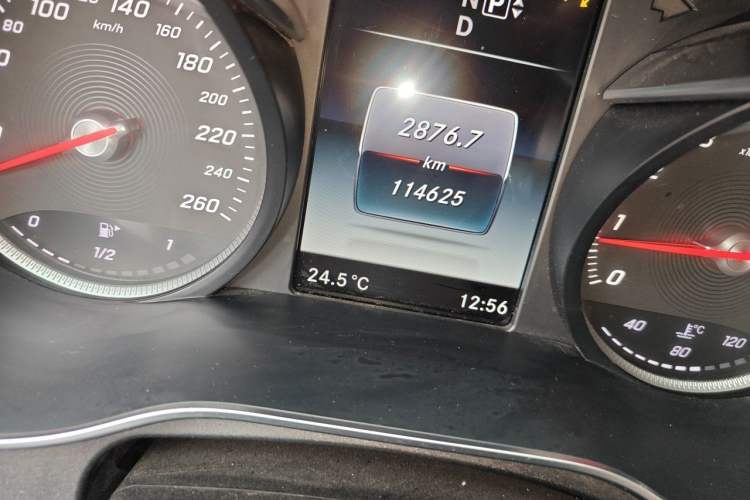 Used Mercedes-Benz C-Class 2015 C 200 L Odometer Close Up